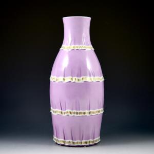 Vase mit Drapierungen